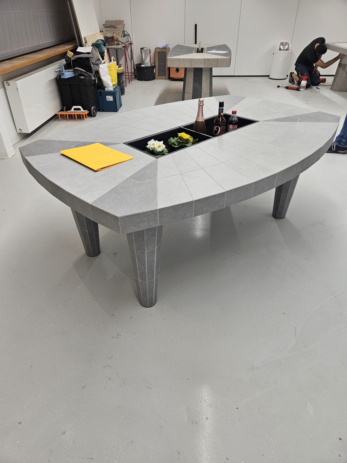 Handgefertigter Design-Tisch mit geometrischem Fliesenmuster