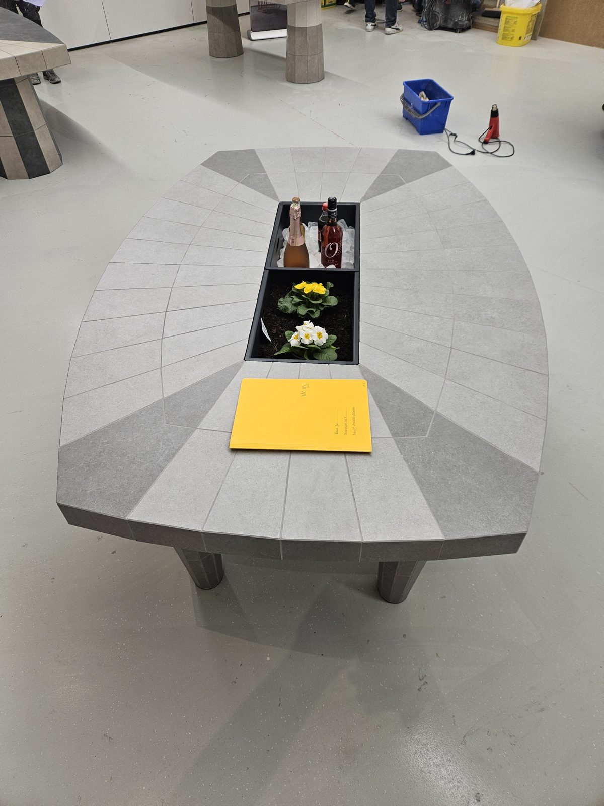 Design-Tisch mit integriertem Pflanzkasten