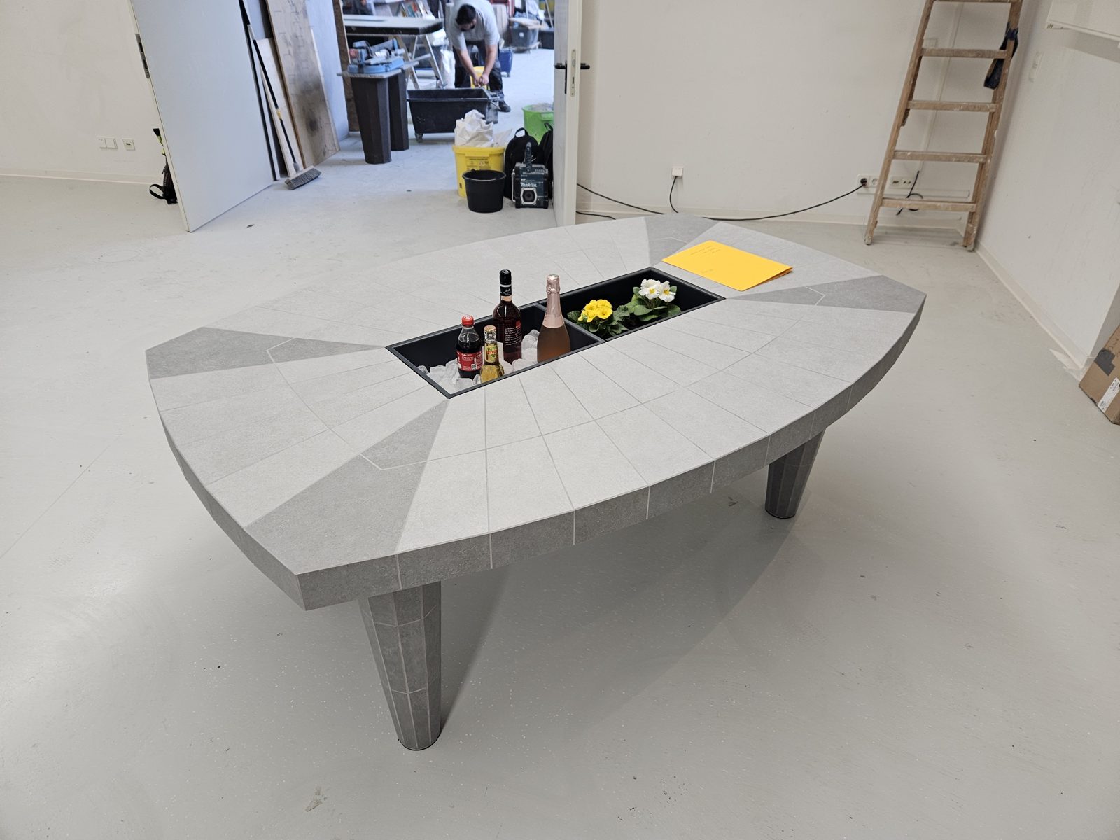 Design-Tisch, Seitenansicht mit Anthrazit-Beinen